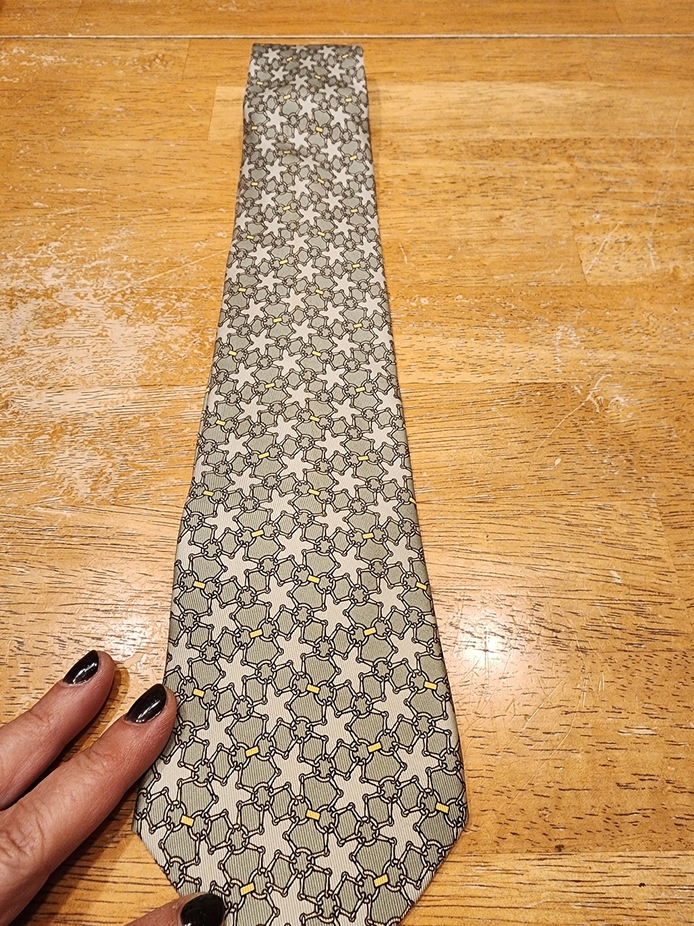 patterned Hermès silk necktie featuring a geometric chain or bridle-link motif